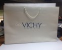 Белый бумажный пакет с логотипом "VICHY"