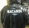 Печать логотипа "BACARDI" на дождевике